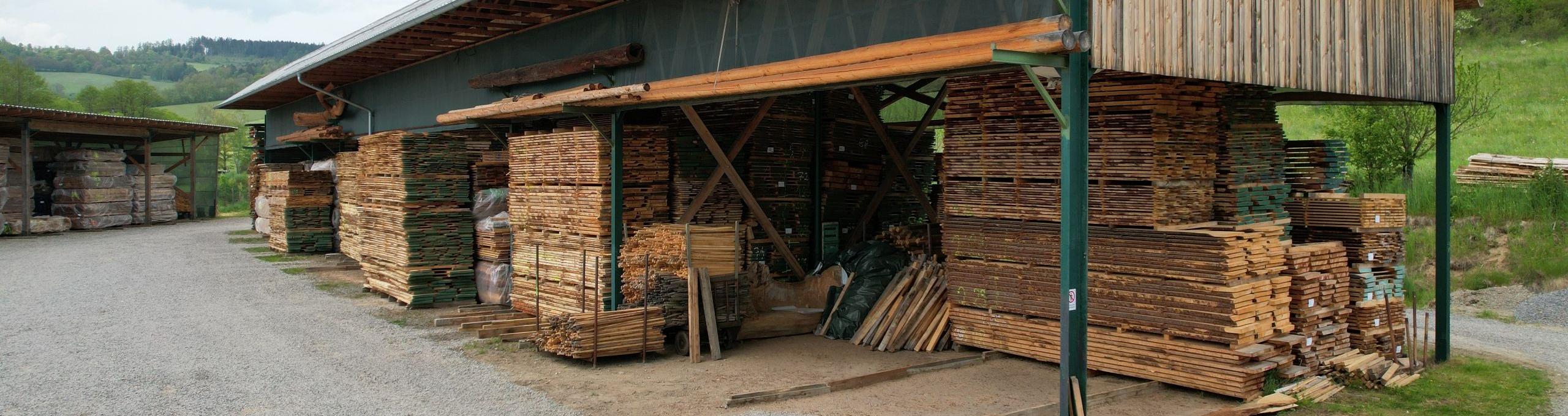 Sušeno tradičním přírodním způsobem „vzdušným sušením“ Kvalitní Šumavské dřevo